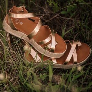 New in box! Catch Me Coast Side Platform Sandal in Champagne.